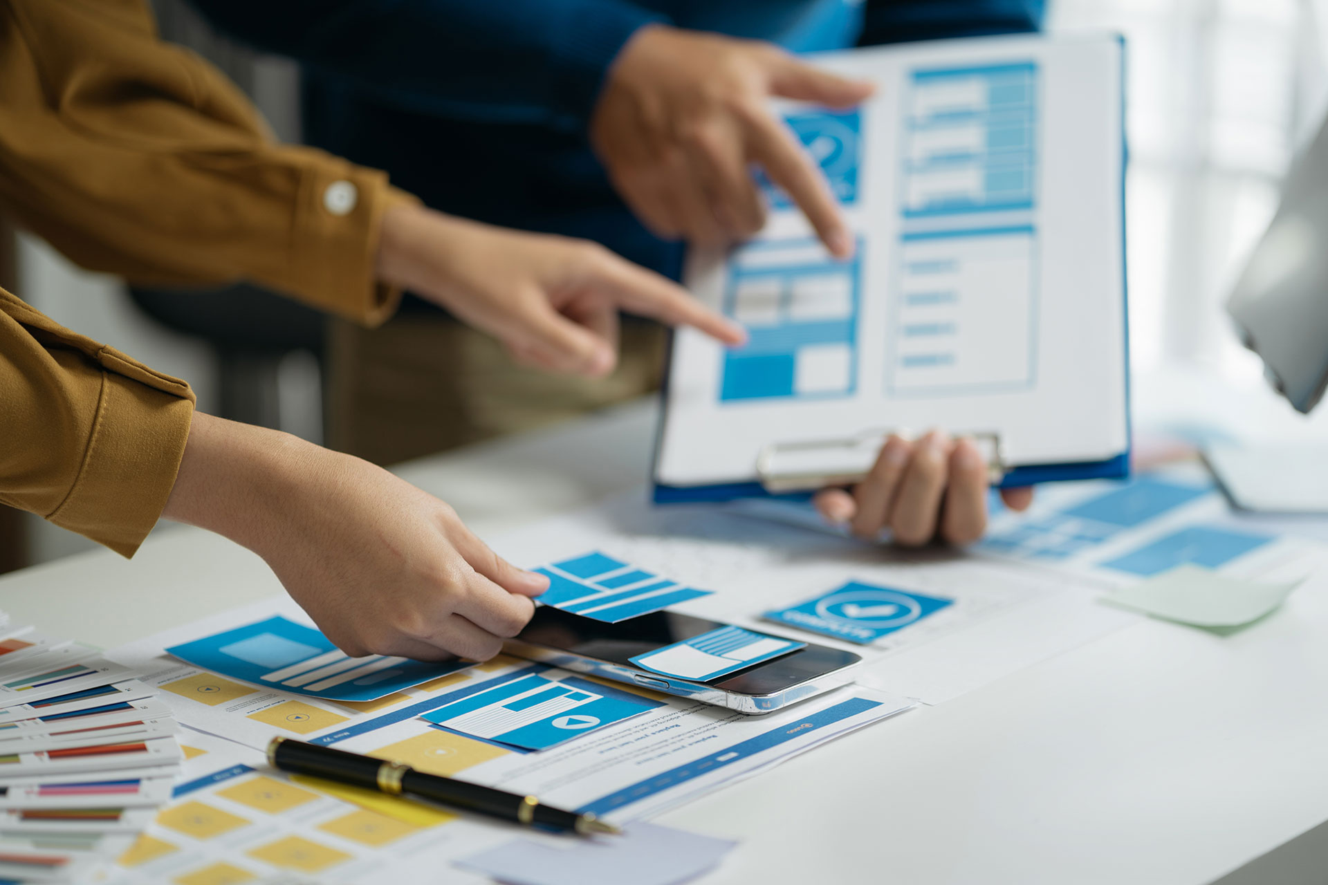 Asesor financiero certificado MiFID II trabajando en su despacho